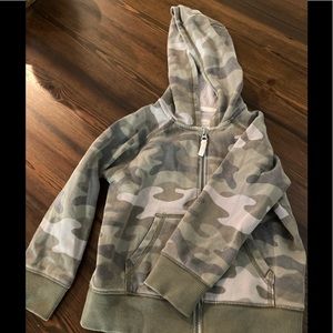 Carter’s muted CAMO size 4 zip up hoodie!Perfect for your little man!